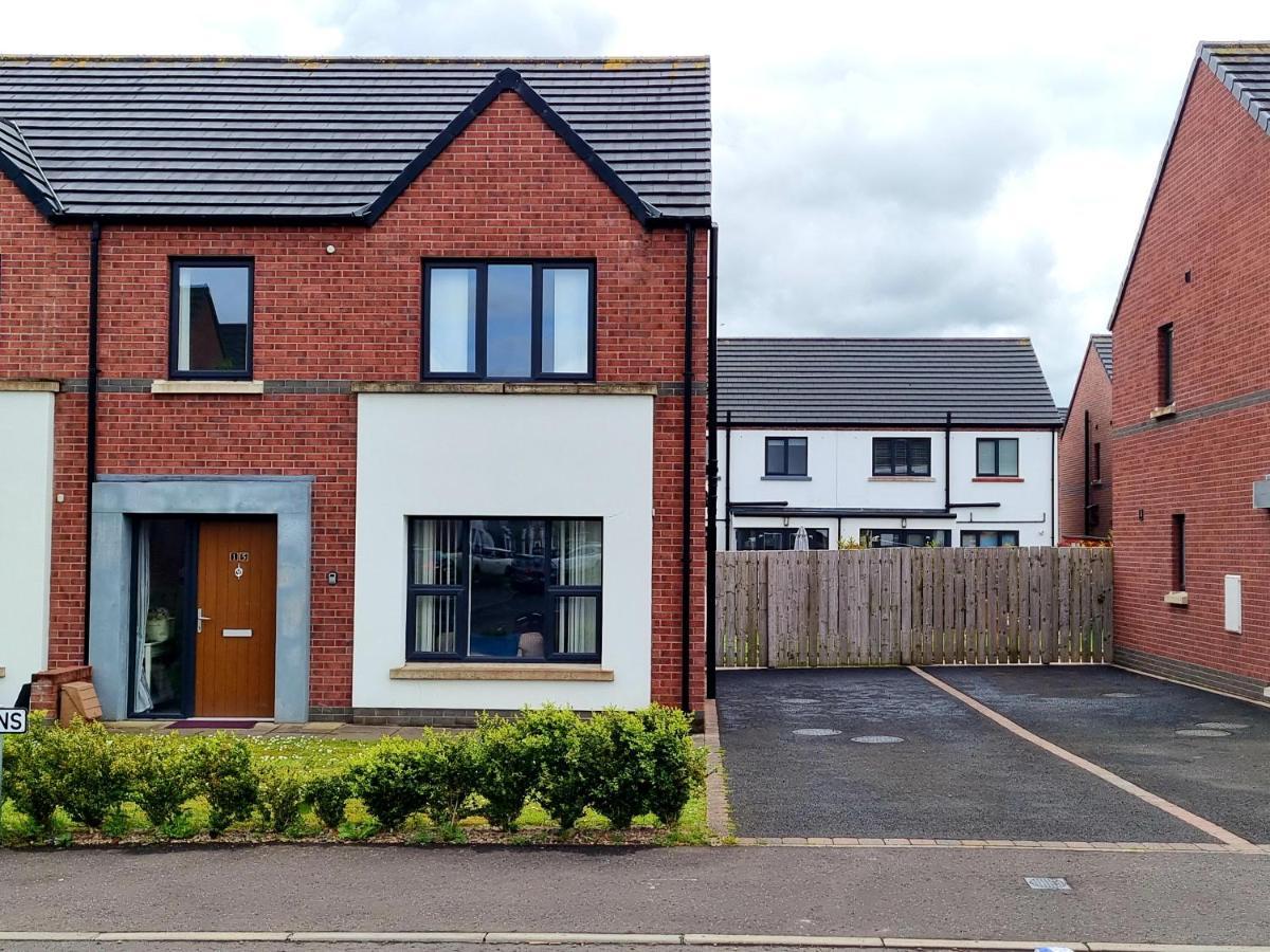 Modern 3 Bedroom Semi Detached Home リマバディ エクステリア 写真
