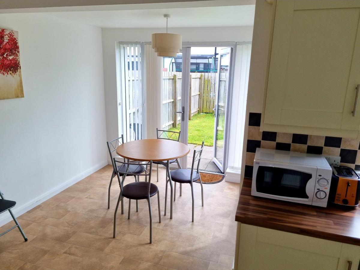 Modern 3 Bedroom Semi Detached Home リマバディ エクステリア 写真